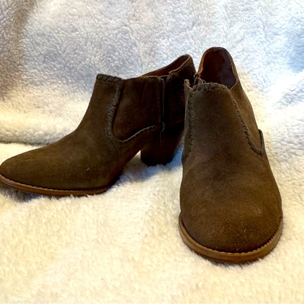 EUC Jack Rogers Kyle olive green suede booties size 8.5